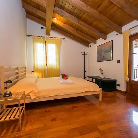 Sleeps 9 Lenno