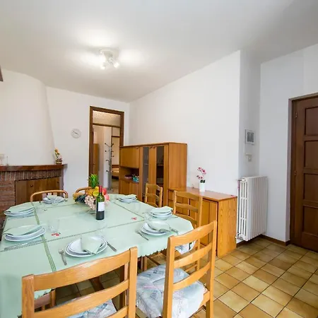 Sleeps 9 Lenno