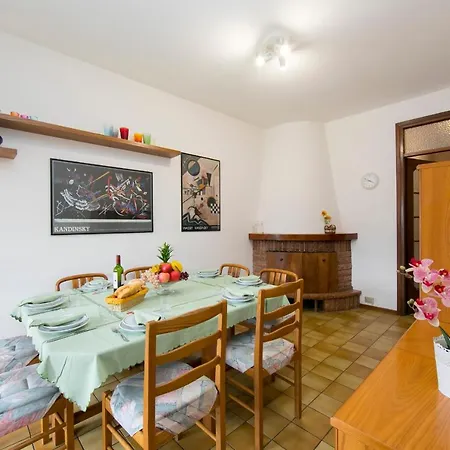 Sleeps 9 Lenno